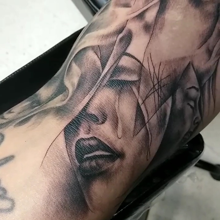 Wyze Guyz Tattoo Parlor in El Paso